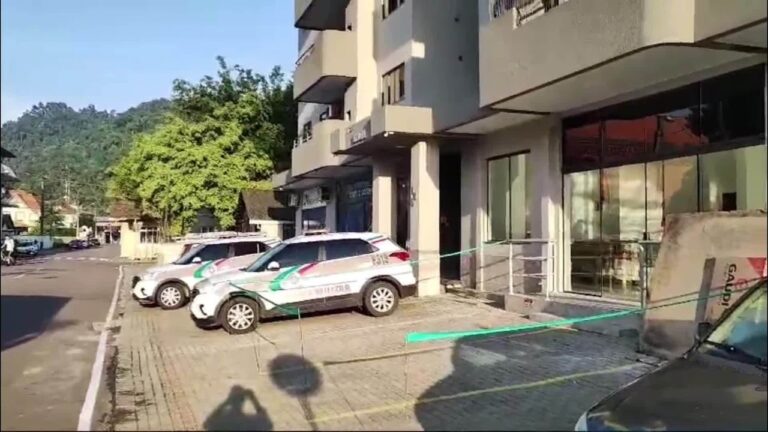 Mulher ataca filhos de 9 e 14 anos com faca e mata companheiro dentro de casa em SC | Santa Catarina