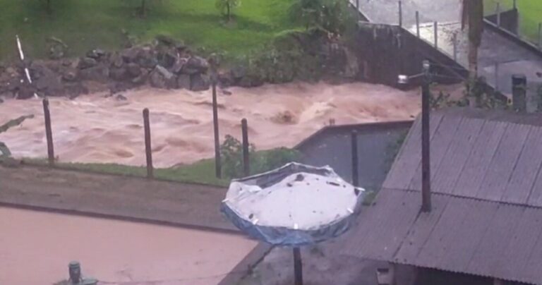 Bombeiros buscam por rapaz que desapareceu em rio de SC ao brincar com amigos após chuva; VÍDEO | Santa Catarina