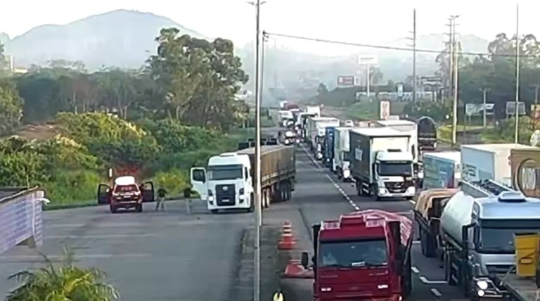 Ao tentar resgatar caminhoneiro que pulou com cocaína de veículo em movimento, irmão também é preso; VÍDEO