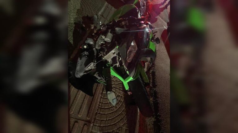 Moto invade calçada, atropela três e idosa morre em Itajaí