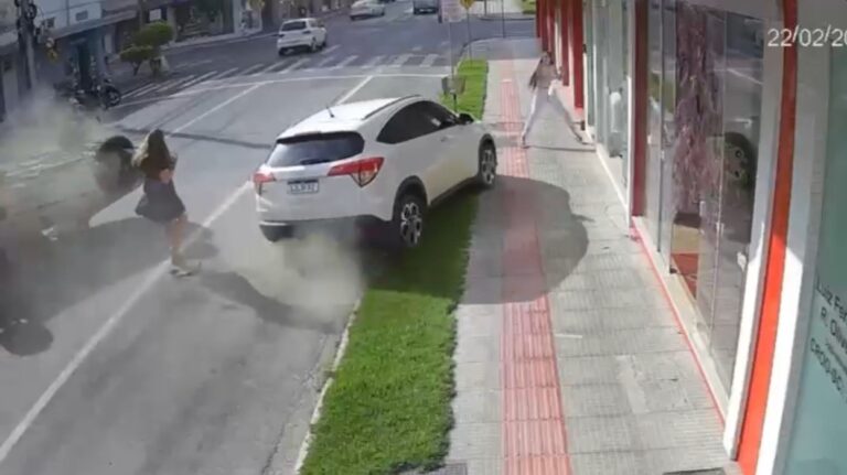 Lojista relata susto de mulher que escapou por pouco de ser atingida por carro em SC: ‘Mal conseguia falar’ | Santa Catarina