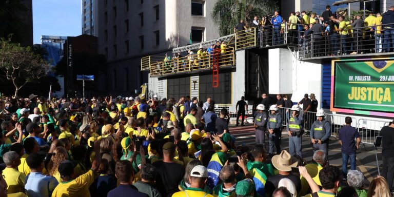 Ato em SP reúne apoiadores de Bolsonaro contra julgamento no STF