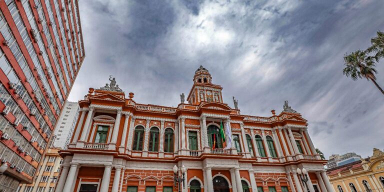 Nível do Rio Guaíba extrapola cota de inundação em Porto Alegre