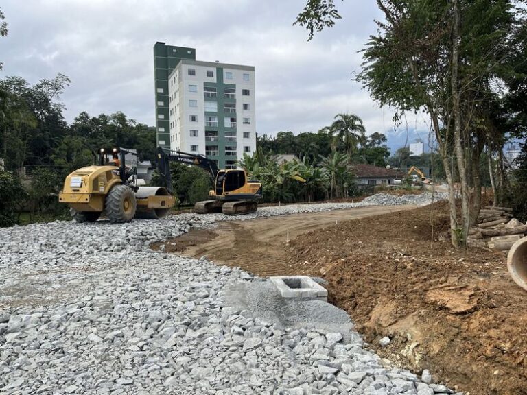 Kit de transposição e galerias integram obras no Trecho V da Rua 13 de Maio, em Jaraguá do Sul