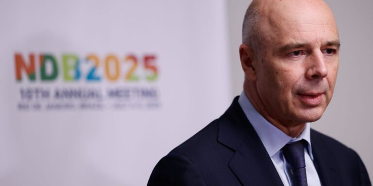 Mesmo sem consenso no Brics, Rússia defende alternativa ao dólar