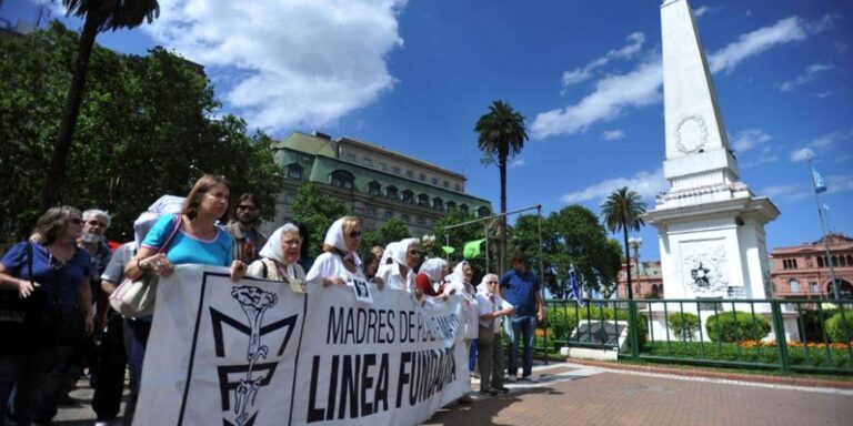 Avós da Praça de Maio encontram 140° neto sequestrado pela ditadura