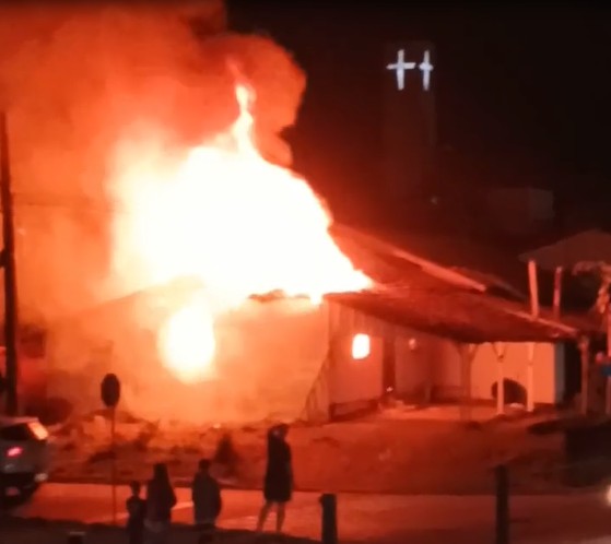 Casa é destruída por incêndio em Guaramirim