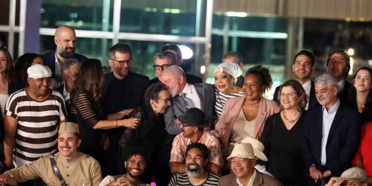 Lula recebe equipe de O Agente Secreto e destaca papel da cultura