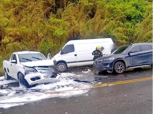 Quatro veículos se envolvem em acidente na SC-108