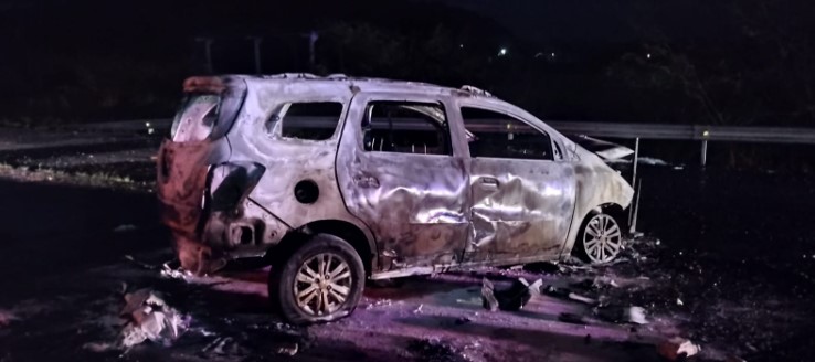 Carro bate em mureta e pega fogo na BR-280