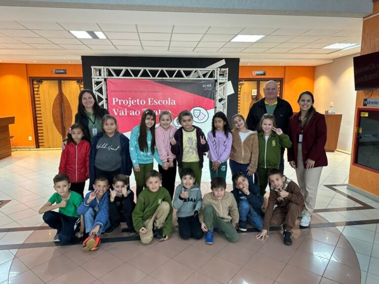 Alunos de Schroeder assistem peça na SCAR pelo projeto Escola Vai ao Teatro