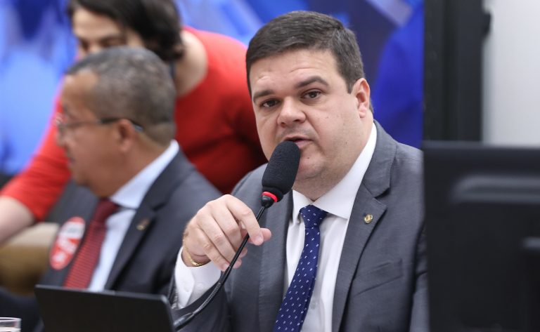 Comissão aprova projeto que garante doula e tradutor de Libras em maternidades – Notícias