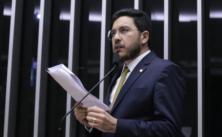 Comissão aprova revisão por pessoa em decisões de algoritmos sobre dados pessoais