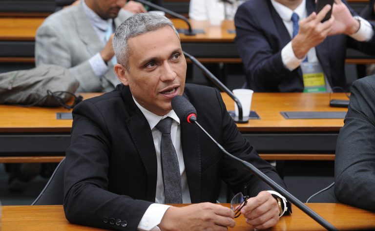 Comissão aprova proibição de selo postal em homenagem a partido e organização criminosa – Notícias