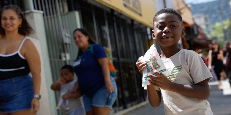 Fé e alegria marcam o dia de Cosme e Damião no Rio de Janeiro