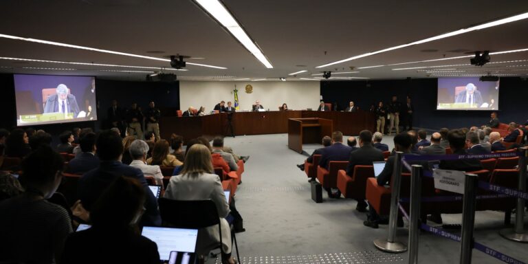 STF retoma julgamento de Bolsonaro após intervalo; Fux prossegue voto