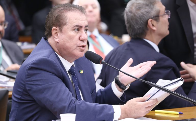 Projeto prevê desconto no salário de saldo negativo em banco de horas – Notícias