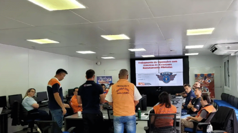 Agentes de endemias participam de treinamento para pilotar drones