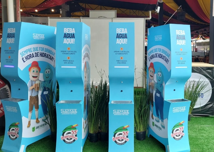 Bebedouros com água gratuita estão disponíveis ao público durante a Schützenfest