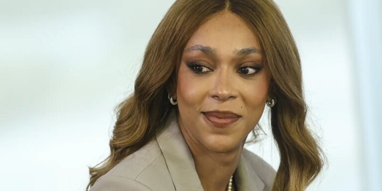 Erika Hilton acusa Nikolas Ferreira de usar celular perto de Bolsonaro