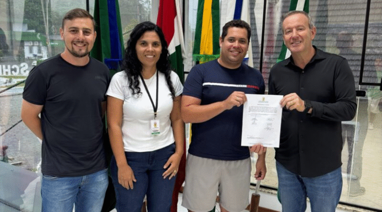 Ordem de serviço é assinada para execução da área de lazer com cancha de bocha em Schroeder I