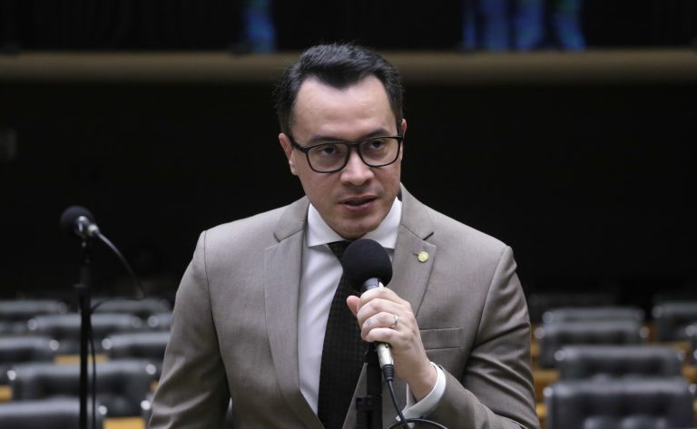 Comissão aprova dispensa de perícia periódica para quem usa cadeira de rodas motorizada – Notícias