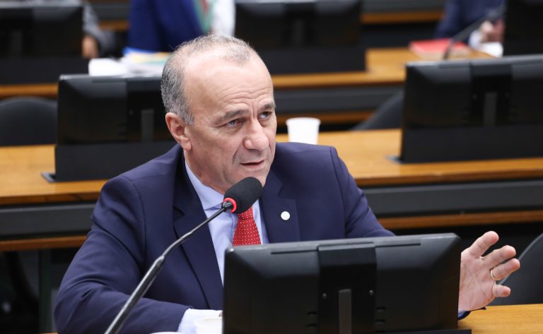 Comissão aprova uso de material didático compartilhado por meio de licença aberta – Notícias