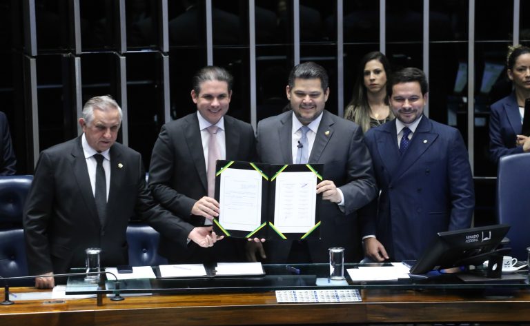 Congresso promulga emenda constitucional que permite a professor acumular outro cargo público – Notícias
