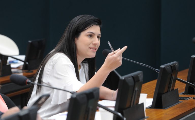 Comissão aprova projeto que amplia rede de apoio para grávidas e mães que estudam – Notícias