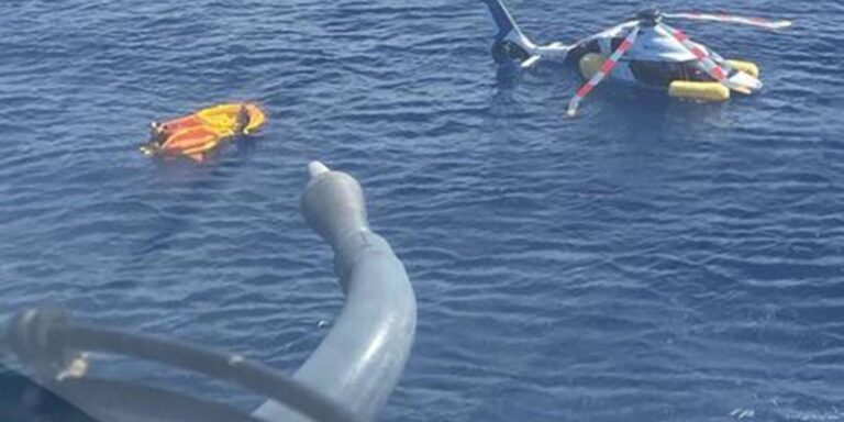 Helicóptero faz pouso forçado no mar em Cabo Frio