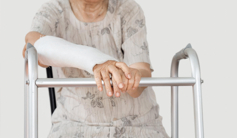 Mulher invade casa, agride idosa de 79 anos e é presa com facão em Jaraguá