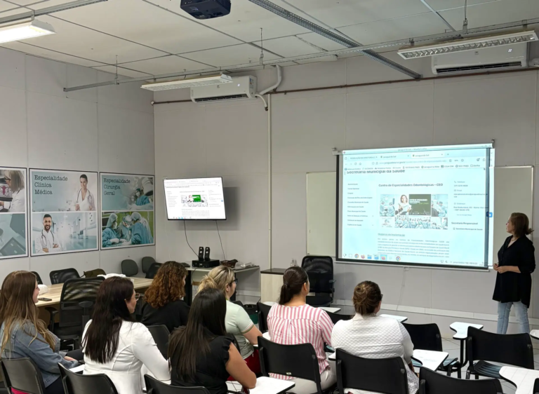 Auxiliares de saúde bucal participam de capacitação em biossegurança