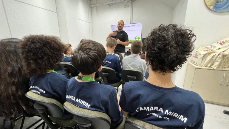 Procon recebe visita dos vereadores mirins