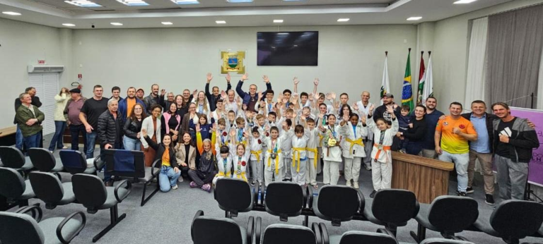 Atleta Murillo Vaz recebe homenagem da Câmara após conquista de título Mundial de Karatê