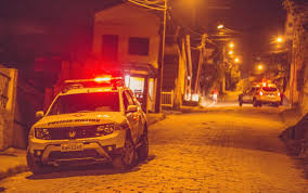 Homem é detido após desacatar policiais e danificar viatura no Centro de Jaraguá do Sul