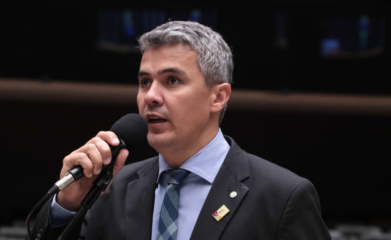 Comissão aprova projeto que dispensa pessoa com marca-passo de passar por detector de metal – Notícias