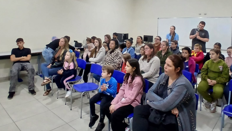 ESCOLA DE PAIS DEBATE O PAPEL DA FAMÍLIA NA FORMAÇÃO DOS FILHOS EM ENCONTRO NA ESCOLA JOSÉ PASQUALINI