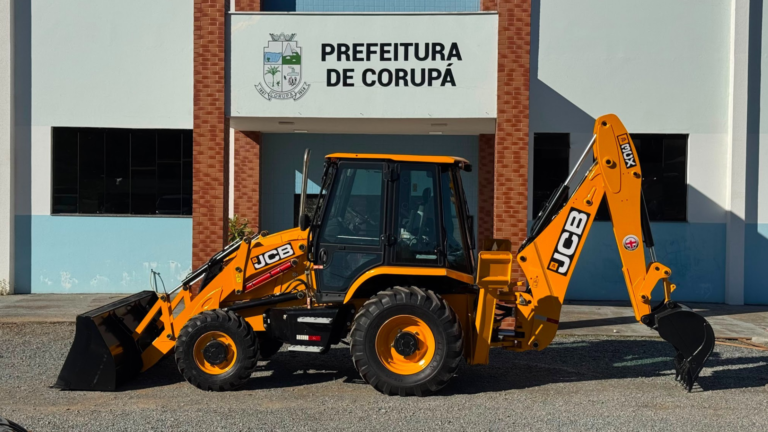 SECRETARIA DE AGRICULTURA DE CORUPÁ RECEBE RETROESCAVADEIRA