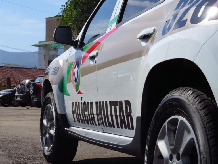 Motorista é preso por suspeita de embriaguez após acidente com poste em Jaraguá do Sul