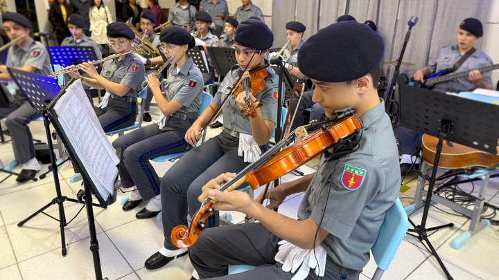 Alunos do Colégio Policial Militar recebem medalhas de Mérito Intelectual em Jaraguá do Sul