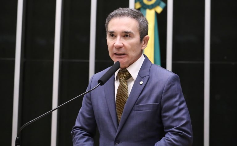 Comissão aprova fomento a curso gratuitos de Libras em universidade para família de pessoa com deficiência auditiva – Notícias
