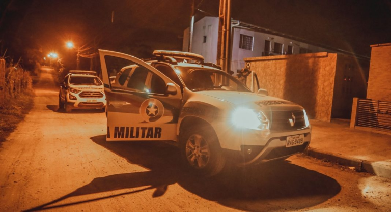 Homem retorna embriagado após ameaça familiar, desacata PM e resiste à prisão em Guaramirim