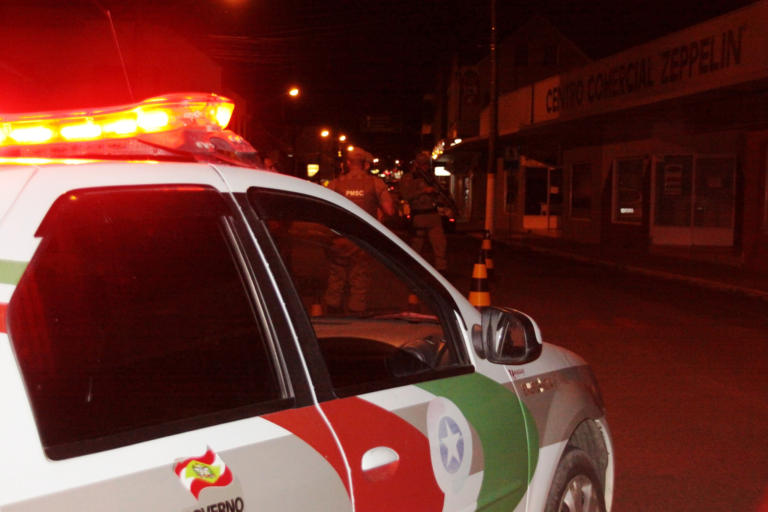 Homem é conduzido à delegacia após ameaça com faca e posse de cocaína em Jaraguá do Sul