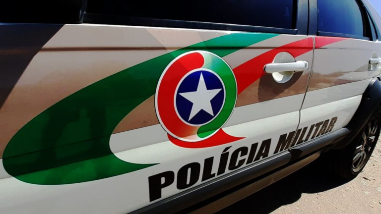 Motorista bate carro contra parede de estabelecimento e é preso com alto índice de álcool em Jaraguá do Sul
