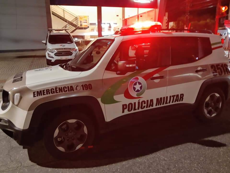 Homem é conduzido à delegacia após atingir outro com ripa de madeira em Jaraguá do Sul