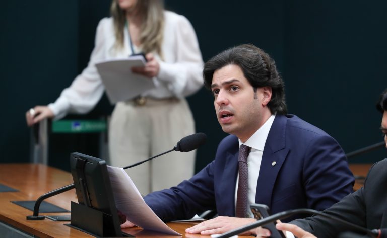 Comissão aprova inclusão de cadernos e lápis em programa de material didático – Notícias