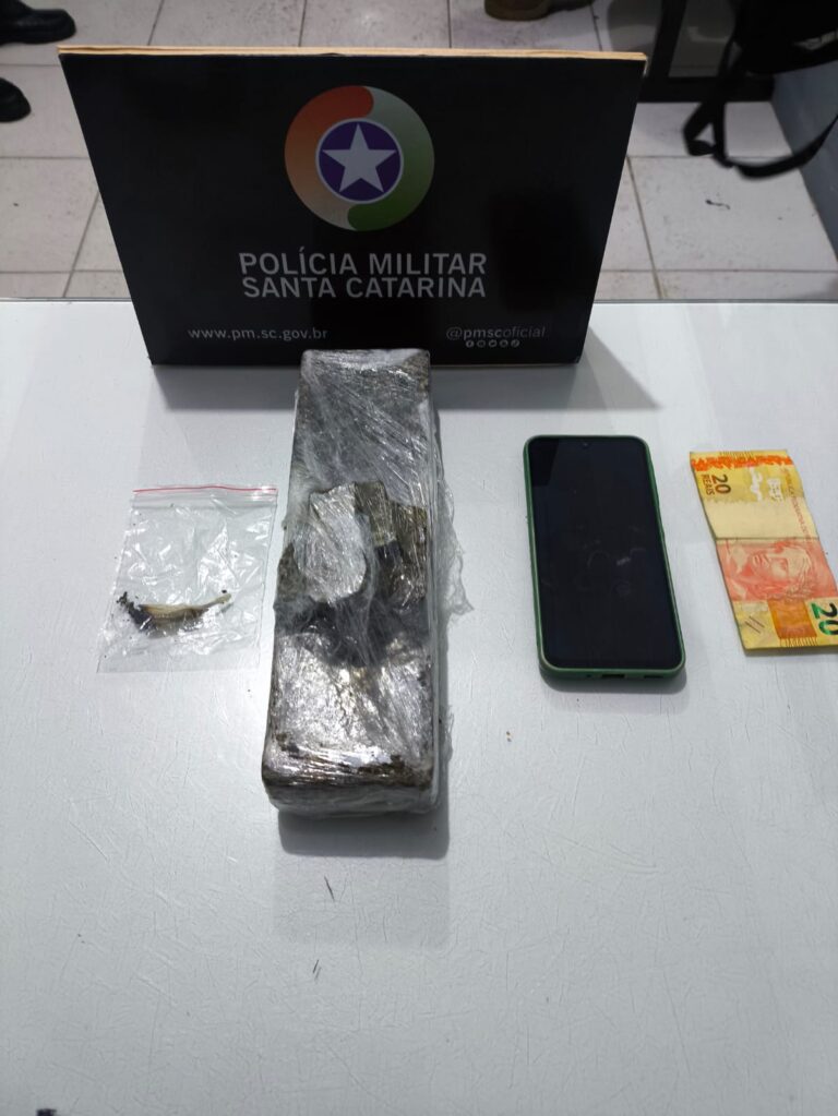 Homem é preso com 1 kg de maconha após tentar esconder droga em área de mata em Jaraguá do Sul