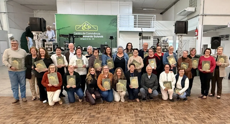 Homenagem a Grupos de Idosos e Clubes de Mães