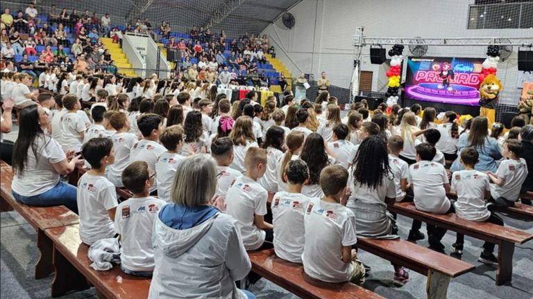 MAIS DE 230 ALUNOS DO 5º ANO PARTICIPAM DE FORMATURA DO PROERD EM CORUPÁ