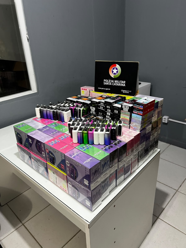 CONTRABANDO: ROCAM apreende mais de 500 cigarros eletrônicos em tabacaria de Jaraguá do Sul